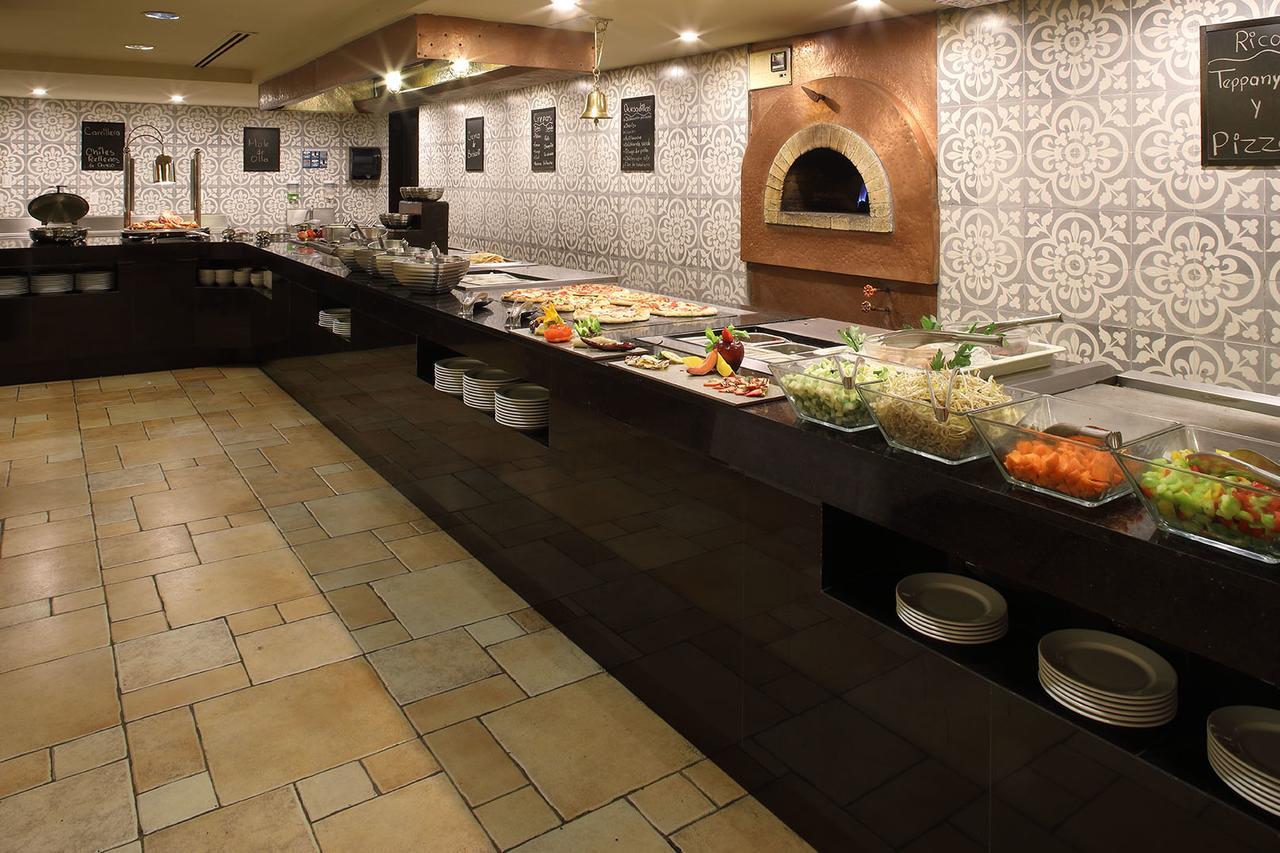 Отель Emporio Reforma Мехико Экстерьер фото A buffet at a restaurant